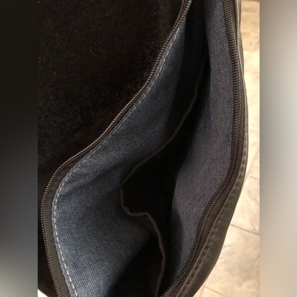 Echoes in the Attic Vegan Crossbody Slingbag - Picture 2 of 4